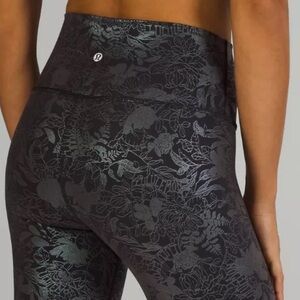 Lululemon wunder train 8” shorts iridescent foil logo